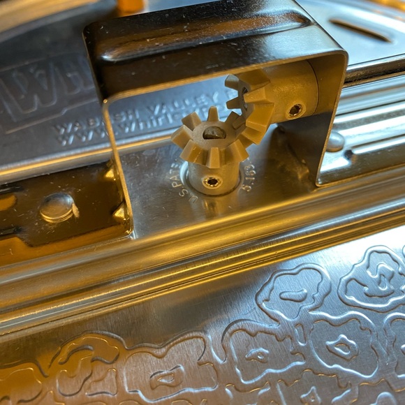 The Genuine Whirley Pop Popcorn Maker- Aluminum Stovetop Popper, Wood Hand Crank - Picture 10 of 13